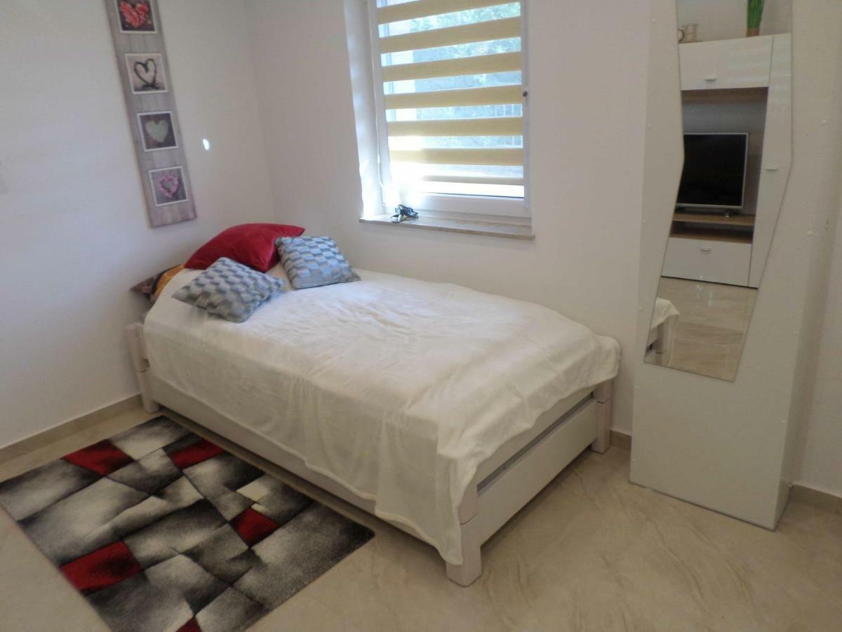1 Zi. Apartment Naehe Flughafen/Messe Stuttgart 24H Waldenbuch Extérieur photo